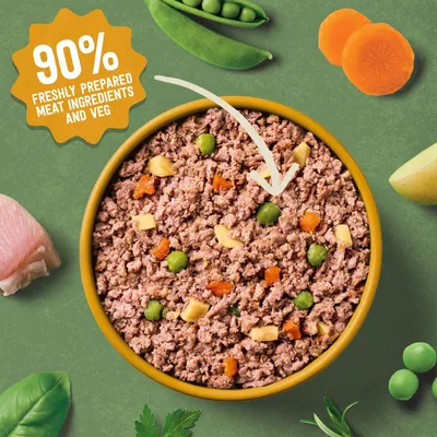 Bowl of minced food with visible peas, carrots and other vegetables. Text states: 90% freshly prepared meat ingredients and veg.