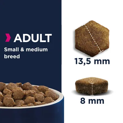 ADULT Small & medium breed -koiranruokanappuloiden koko: halkaisija 13,5 mm, korkeus 8 mm. Kuvassa kulhollinen nappuloita ja kaksi yksittäistä nappulaa mittaviivoilla.