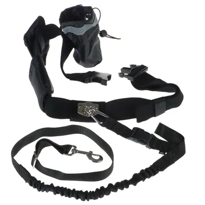 Ceinture noire réglable avec laisse élastique, mousqueton métallique et pochette en tissu noir à cordon, boucles en plastique visibles. Aucun texte ou marque apparente.