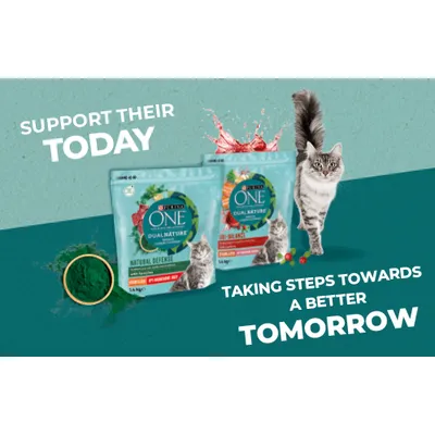 Purina ONE Dual Nature suha hrana za mačke, dvije vrećice s mačkom ispred. Tekst na engleskom: Support their today, Taking steps towards a better tomorrow.
