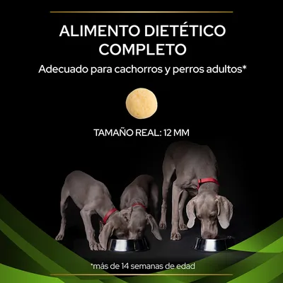 ALIMENTO DIETÉTICO COMPLETO. Adecuado para cachorros y perros adultos. Tamaño real: 12 mm. Imagen de tres perros comiendo. *más de 14 semanas de edad