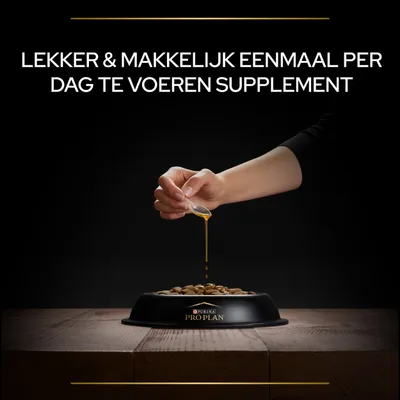 Hand giet vloeibaar supplement over brokken in een Purina Pro Plan voerbak. Tekst: Lekker & makkelijk eenmaal per dag te voeren supplement.