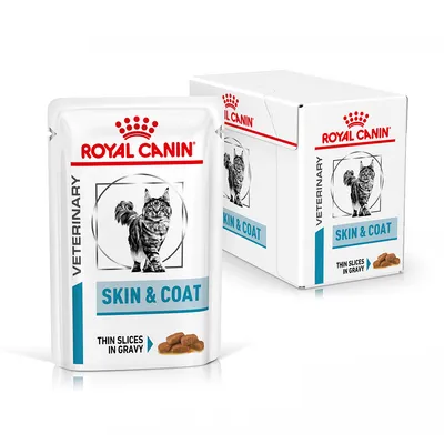 Royal Canin Veterinary Skin & Coat, thin slices in gravy. Imagen de sobre y caja con ilustración de gato. Texto visible: SKIN & COAT, THIN SLICES IN GRAVY.