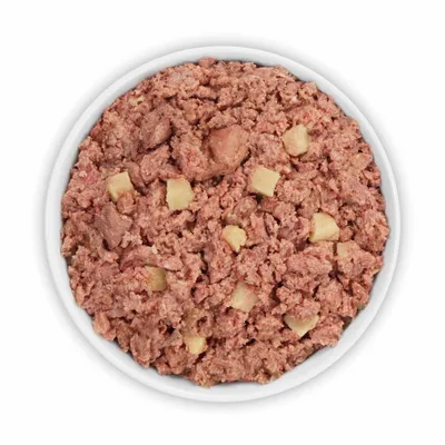 Schaal met natvoer voor huisdieren, bestaande uit gemalen vlees en zichtbare stukjes. Geen merknaam of verpakking zichtbaar.