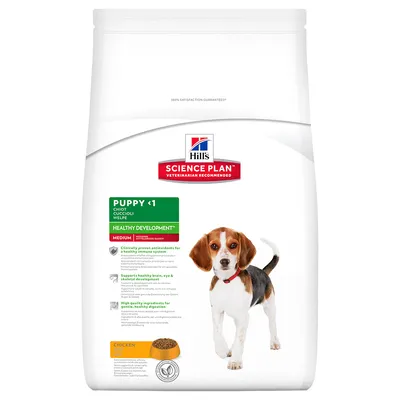 Hill's Science Plan Puppy <1 Healthy Development Medium Chicken -koiranruokapakkaus, näkyvissä koiran kuva ja tuotetiedot englanniksi sekä annoskuva nappuloista.
