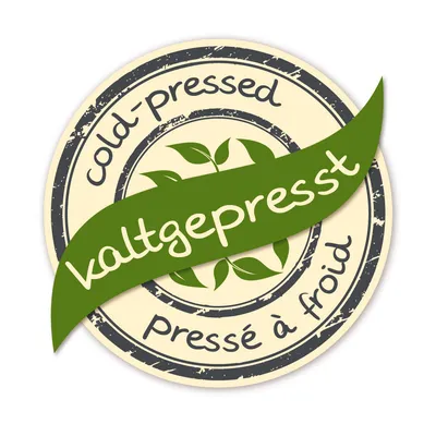 Etykieta z tekstem: kaltgepresst, cold-pressed, pressé à froid. Zielona wstążka i motyw liścia.