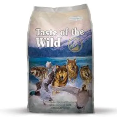 Zak hondenvoer met merknaam Taste of the Wild, afbeelding van wolven en eenden op de verpakking. Overige tekst niet leesbaar.