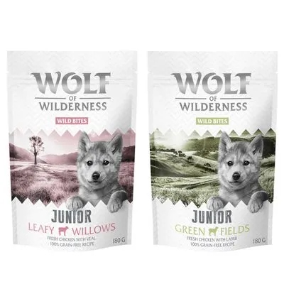 Deux sachets Wolf of Wilderness Wild Bites Junior : Leafy Willows poulet frais et veau, Green Fields poulet frais et agneau, 180 g chacun, recette sans céréales.