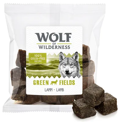 Wolf of Wilderness Green Fields Lamm - Lamb, 100% grain-free recipe, koiranherkkupaloja läpinäkyvässä pussissa, ruskeita kuutioita näkyvissä