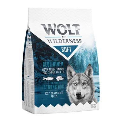 Wolf of Wilderness Soft Blue River, με φρέσκο σολομό και γλυκοπατάτα, 100% grain-free συνταγή, συσκευασία 1 κιλού. Ορατό κείμενο στα αγγλικά.