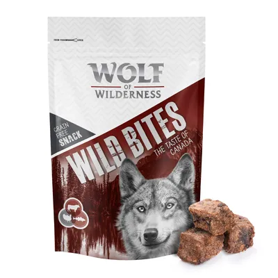 Sachet Wolf of Wilderness Wild Bites, texte visible : Grain Free Snack, The Taste of Canada, avec morceaux de friandises devant l’emballage.