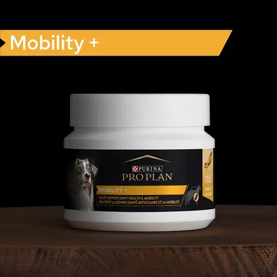 Envase de suplemento Purina Pro Plan Mobility+ para perros. Etiqueta con imagen de perro, texto 'Helps support joint health & mobility' y símbolo de colágeno visible.
