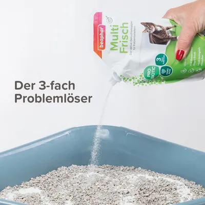 Beaphar Multi Frisch, der aktive Geruchsstopper für Katzentoiletten. Probiotic Formel mit 3-fach Wirkung: Urinbindung, Kotgeruchskontrolle, antibakteriell. Anwendung in Katzentoilette gezeigt.