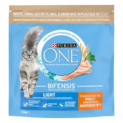 Purina ONE Bifensis Light macskaeledel csomagolás, 1,5 kg, kék alapon szürke cica képpel, látható: „élaboré avec du poulet sélectionné ingrédient n°1” és francia nyelvű információk.