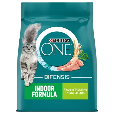 Confezione di Purina ONE Bifensis Indoor Formula, ricco in tacchino 1° ingrediente. Immagine di un gatto, carne di tacchino e cereali visibili sulla confezione.