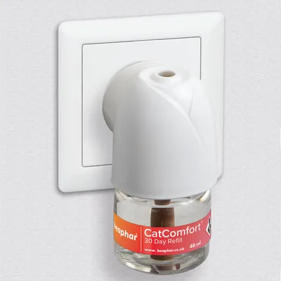 Diffuseur branché avec recharge beaphar CatComfort 30 Day Refill, 48 ml. Étiquette visible : www.beaphar.co.uk.