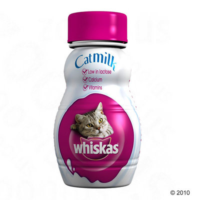 Embalagem de Catmilk Whiskas. Texto visível: Low in lactose, Calcium, Vitamins. Imagem de um gato na frente da embalagem. Embalagem de Catmilk Whiskas. Texto visível: Low in lactose, Calcium, Vitamins. Imagem de um gato na frente da embalagem.