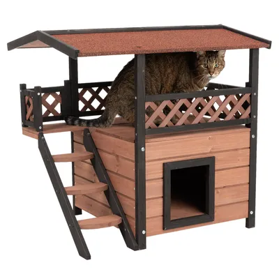 Casa de madera para gatos de dos niveles, con escalera, balcón cubierto y abertura de entrada. Gato en el balcón.