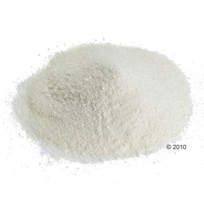 Насипан бял прахообразен продукт без видима опаковка или маркировка. Видим е само самият прах върху бяла повърхност.