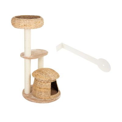 Arbre à chat avec niche en osier, deux plateformes rondes recouvertes de tissu beige et poteaux à griffer en sisal clair. Trois niveaux visibles.