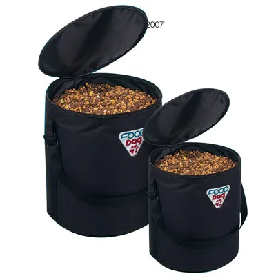 Dos bolsas negras de tela con asas y tapa abierta, llenas de croquetas. Etiqueta visible: 'Food bag' con huella roja.