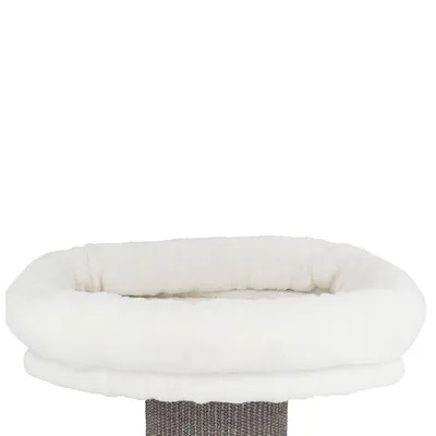 Bílé polstrované polštářové lehátko na šedém škrabadle. Viditelný měkký textilní povrch a zvýšené okraje pro pohodlí.