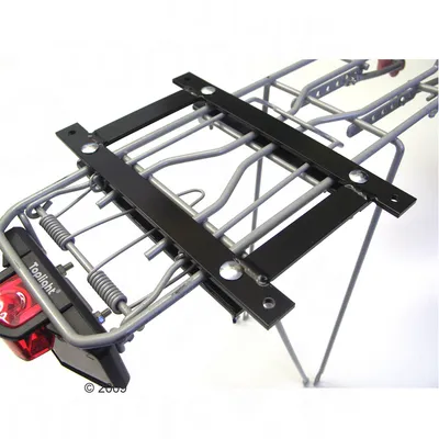 Portapacchi in metallo con supporto nero e luce posteriore integrata, adatto per biciclette.