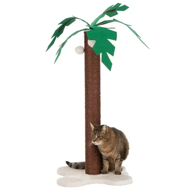 Rascador con forma de palmera, tronco marrón, hojas verdes y base blanca. Gato sentado junto al rascador.