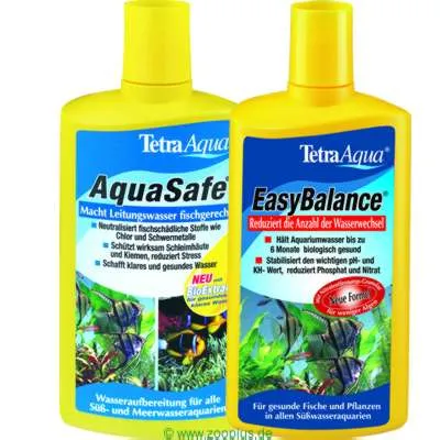 Deux flacons TetraAqua : AquaSafe et EasyBalance, textes en allemand sur l’étiquette, images de poissons et plantes d’aquarium, pour traitement de l’eau douce et marine.