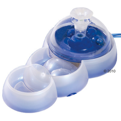 Fontanella per animali in plastica trasparente e blu con tre ciotole integrate e cupola superiore, tubo visibile sul retro.