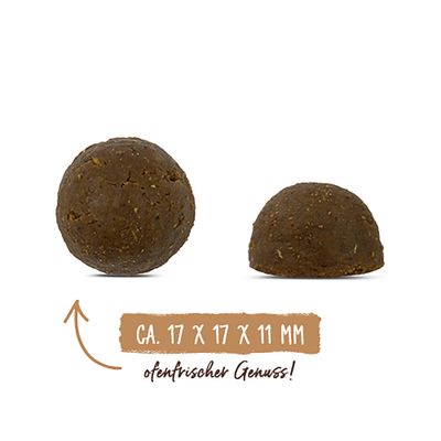 Zwei halbkreisförmige Futterstücke, Text: ca. 17 x 17 x 11 mm, ofenfrischer Genuss.