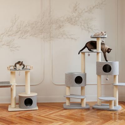 Дървено дърво за драскане с два стълба от сизал, подплатена горна лежанка, хамак и къщичка с сиво текстилно покритие. Включва топка за игра на връв.