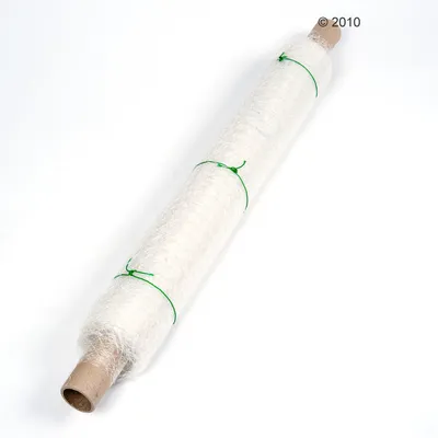 Rotolo con corda di sisal bianca, legata con filo verde. Visibile: tubo di cartone come nucleo.