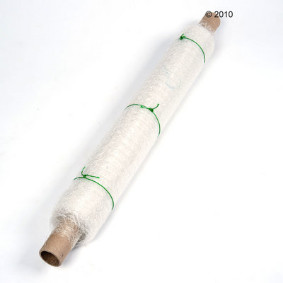 Rotolo con corda di sisal bianca, legata con filo verde. Visibile: tubo di cartone come nucleo. Rotolo con corda di sisal bianca, legata con filo verde. Visibile: tubo di cartone come nucleo.