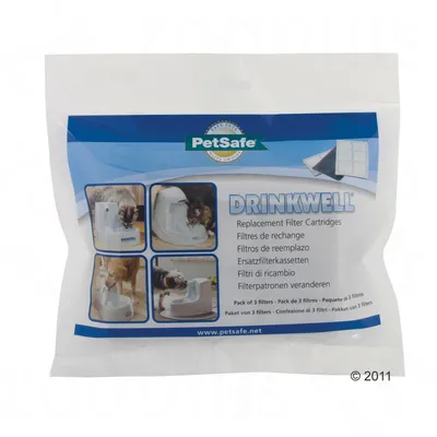 PetSafe DRINKWELL filtros de reemplazo, pack de 3. Imágenes de gatos y perro usando fuentes de agua. Texto en varios idiomas: Replacement Filter Cartridges, Filtri di ricambio.