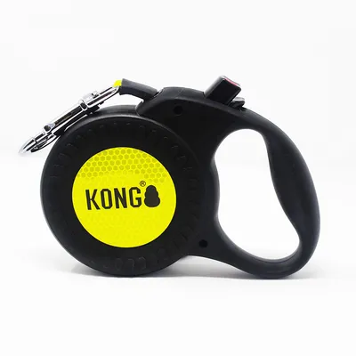 KONG Flexi-Rollleine in Schwarz mit gelbem Logo und ergonomischem Griff, Metallkarabiner für sichere Befestigung.