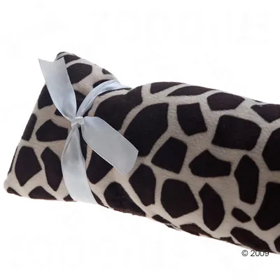 Kussen met giraffenprint en witte strik, geschikt als accessoire of decoratie.