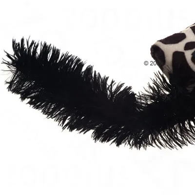 Jouet pour chat avec queue en plume noire et tissu à motif tacheté noir et blanc visible sur le côté droit de l’image.