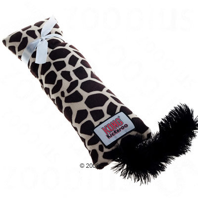 Jouet en tissu à motif girafe avec ruban blanc, étiquette visible « KONG Kickeroo » et extrémité en fausse fourrure noire.