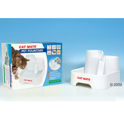 Fontanella per animali Cat Mate, confezione con immagine di un gatto che beve e fontanella bianca visibile accanto alla scatola. Testo: 'CAT MATE PET FOUNTAIN'.
