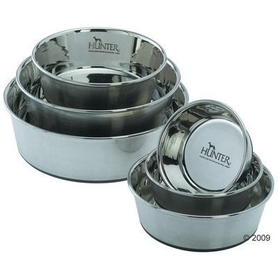 Ciotole in acciaio inox di varie dimensioni con marchio HUNTER visibile all'interno, impilate una dentro l'altra. Ciotole in acciaio inox di varie dimensioni con marchio HUNTER visibile all'interno, impilate una dentro l'altra.
