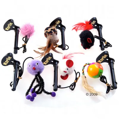 Juguetes para gatos con varilla negra Karlie y diferentes figuras: bola multicolor, ratón blanco, pompón lila, peluche negro, pompón rosa y pelota animal print, algunos con plumas.