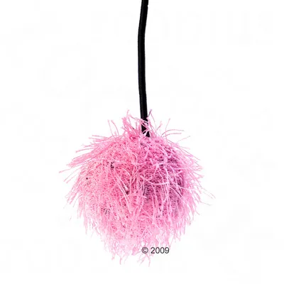 Juguete para mascotas: bola colgante de tela rosa con flecos y cuerda negra visible en la parte superior.