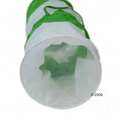 Tunnel en tissu blanc et vert, vue de face, structure souple avec armature circulaire visible. Aucun texte ou marque apparente.