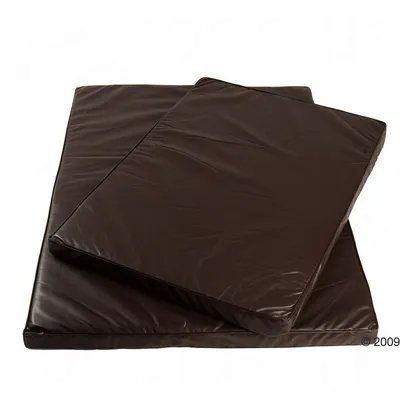 Deux matelas rectangulaires superposés en similicuir marron foncé, sans motifs ni texte visible.