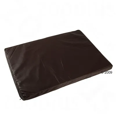 Coussin rectangulaire pour animal, surface lisse en similicuir marron foncé, sans motifs ni texte visible. Fermeture éclair sur le côté.