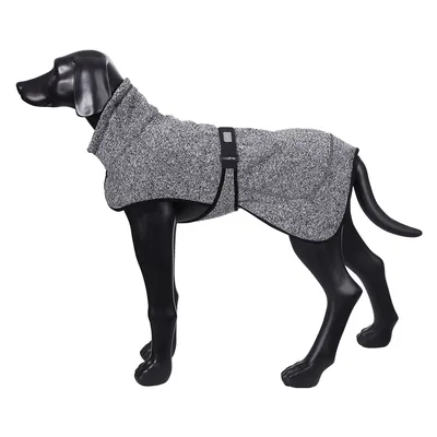 Grauer Hundemantel auf schwarzer Hundemodel-Figur, mit verstellbarem Gurt und weichem Stoffdesign.