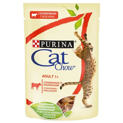 Purina Cat Chow Adult 1+ kattenvoer met zichtbaar rundvlees en aubergine, tekst in het Pools en Oekraïens, afbeelding van een kat en voer in saus onderaan de verpakking.
