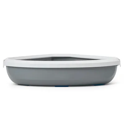 Bac à litière d’angle en plastique gris avec rebord blanc, forme triangulaire, sans couvercle ni accessoires visibles.