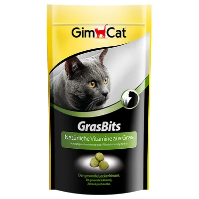 GimCat GrasBits, pakkauksessa harmaa kissa, teksti: Natürliche Vitamine aus Gras. Kuvassa vihreitä pyöreitä nappeja. Pakkauksessa myös saksankielistä tekstiä.